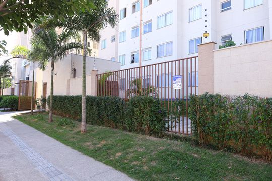Placa instalada na grade da fachada do condomínio - Código da placa: BYIK-181 de apartamento para alugar com 2 quartos, 41m² em Parada Xv de Novembro, São Paulo