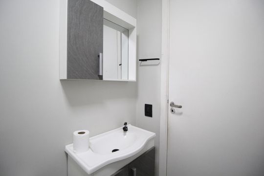 Banheiro de apartamento à venda com 2 quartos, 41m² em Morro Santana, Porto Alegre