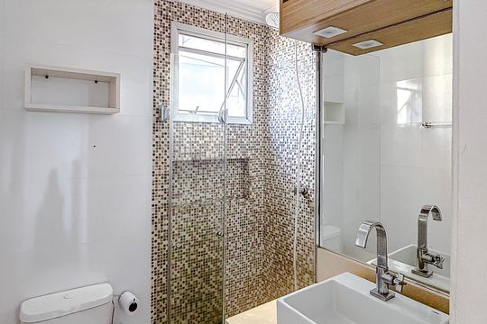Banheiro de apartamento à venda com 2 quartos, 48m² em Vila Carrão, São Paulo