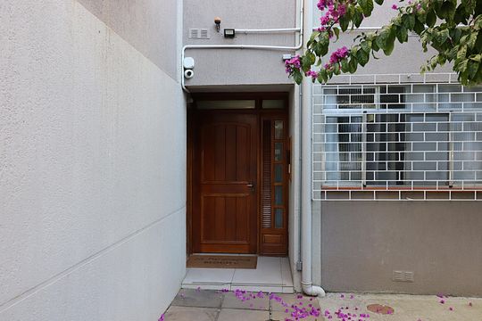 Entrada do Prédio de apartamento para alugar com 1 quarto, 46m² em Vila Ipiranga, Porto Alegre