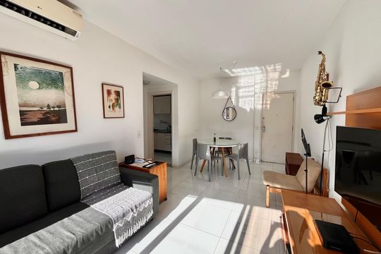 Sala  de apartamento à venda com 1 quarto, 50m² em Leblon, Rio de Janeiro