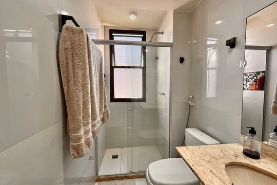 Banheiro  de apartamento à venda com 1 quarto, 50m² em Leblon, Rio de Janeiro