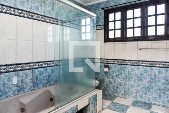 Banheiro de casa à venda com 4 quartos, 300m² em Sarandi, Porto Alegre