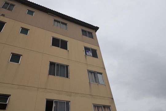 Placa e fachada de apartamento para alugar com 2 quartos, 43m² em Guajuviras, Canoas