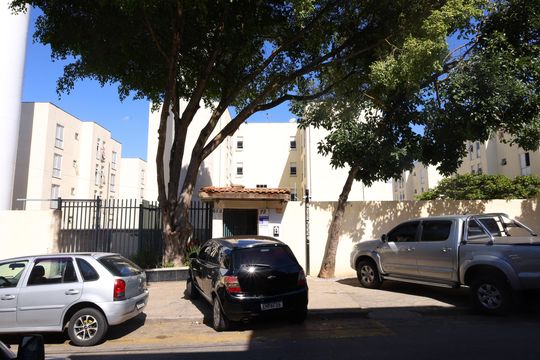 Fachada do condomínio - Placa instalada na fachada do condomínio - Código da placa: EUBO-217 de apartamento à venda com 2 quartos, 45m² em Conjunto Residencial José Bonifácio, São Paulo