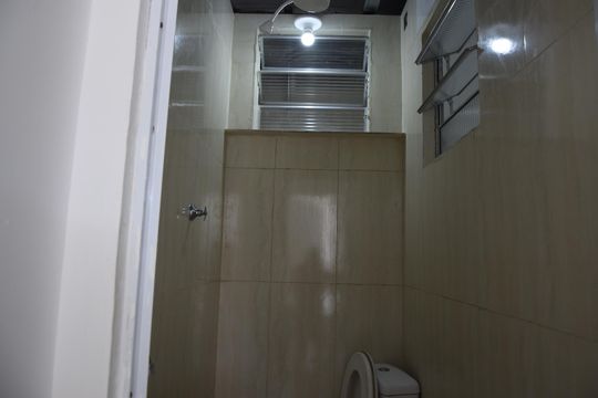 Banheiro de casa para alugar com 2 quartos, 45m² em Jardim Santa Emília, Embu das Artes