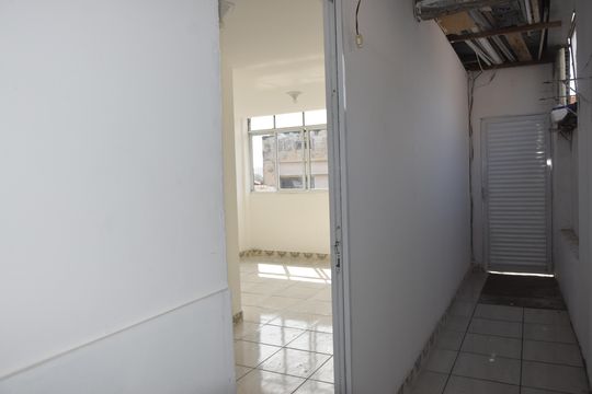 Corredor de casa para alugar com 2 quartos, 45m² em Jardim Santa Emília, Embu das Artes