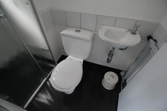 Banheiro de serviço de apartamento à venda com 3 quartos, 194m² em Real Parque, São Paulo