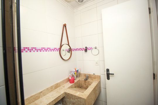 Banheiro de apartamento à venda com 2 quartos, 50m² em Vila Homero Thon, Santo André