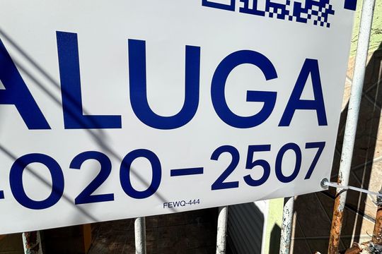 Fachada de casa para alugar com 1 quarto, 55m² em Vila Tres Irmaos, Carapicuíba