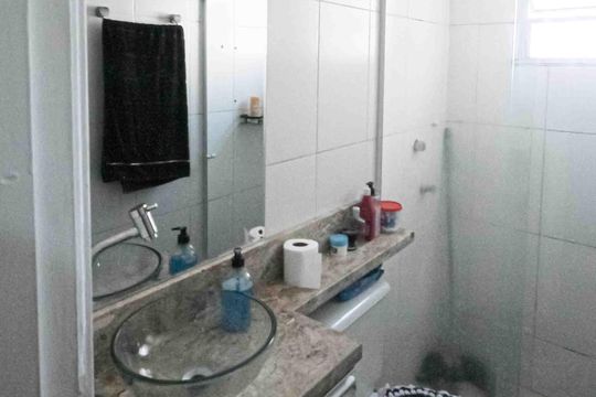 Banheiro de apartamento à venda com 2 quartos, 45m² em Jardim Santa Teresinha, São Paulo