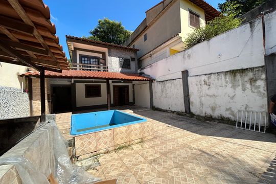 Quintal de casa à venda com 3 quartos, 150m² em Vila Valqueire, Rio de Janeiro