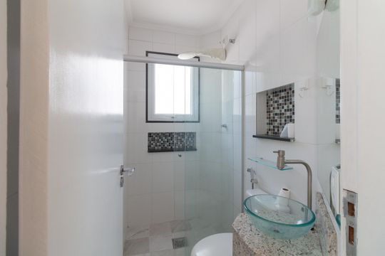 Banheiro da Edícula de casa para alugar com 4 quartos, 106m² em Jardim Trussardi, São Paulo