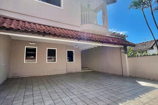 Fachada de casa para alugar com 4 quartos, 213m² em Vila Irmaos Arnoni, São Paulo