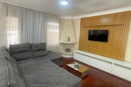Casa para alugar com 4 quartos, 213m² em Vila Irmaos Arnoni, São Paulo