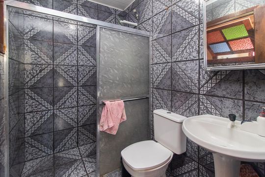 Banheiro de casa à venda com 3 quartos, 195m² em Glória, Porto Alegre