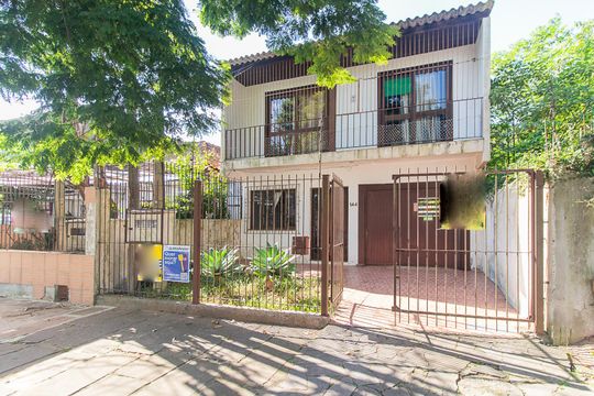 Fachada de casa à venda com 3 quartos, 195m² em Glória, Porto Alegre