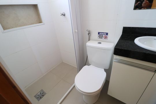 Banheiro da Suíte  de apartamento para alugar com 2 quartos, 40m² em Umuarama, Uberlândia