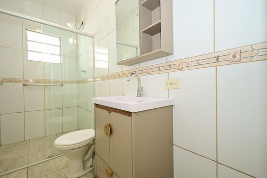 Banheiro de casa à venda com 2 quartos, 120m² em Jardim Piracuama, São Paulo