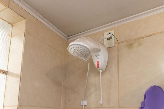 Banheiro de apartamento à venda com 1 quarto, 48m² em Azenha, Porto Alegre