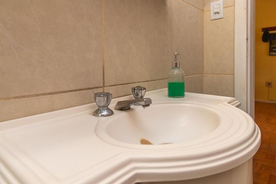 Banheiro de apartamento à venda com 1 quarto, 48m² em Azenha, Porto Alegre