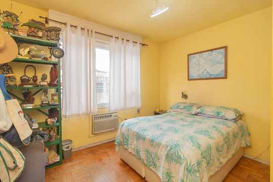 Quarto de apartamento à venda com 1 quarto, 48m² em Azenha, Porto Alegre