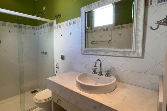 Banheiro da Suíte 3 de casa para alugar com 3 quartos, 300m² em Gonzaga, Santos