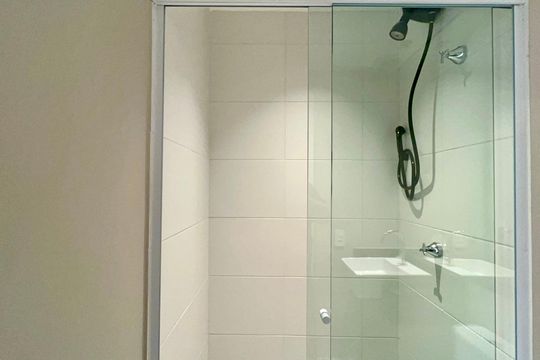 Banheiro de kitnet/studio à venda com 1 quarto, 25m² em Pinheiros, São Paulo