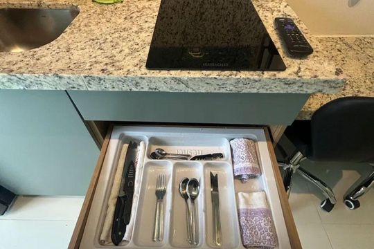 Cozinha de apartamento para alugar com 1 quarto, 32m² em Stella Maris, Salvador