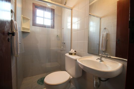 Banheiro de serviço de casa à venda com 3 quartos, 200m² em Vila Suzana, São Paulo