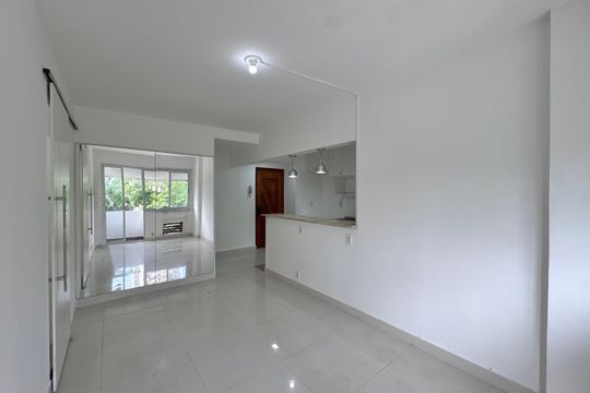 Sala de apartamento para alugar com 2 quartos, 63m² em Barra da Tijuca, Rio de Janeiro