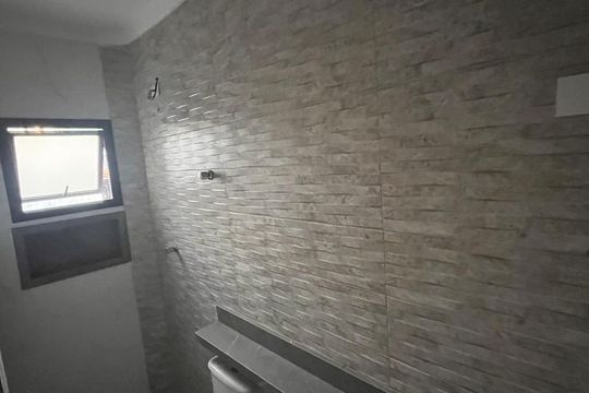 Banheiro de casa de condomínio para alugar com 2 quartos, 52m² em Vila Caiçara, Praia Grande