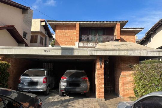 Fachada de casa à venda com 4 quartos, 416m² em Residencial Quatro (Alphaville), Santana de Parnaíba