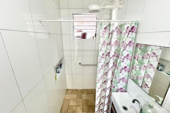 Banheiro de serviço de casa à venda com 2 quartos, 100m² em Vila Romero, São Paulo