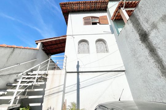 Garagem de casa à venda com 2 quartos, 100m² em Vila Romero, São Paulo