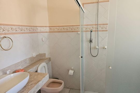 Banheiro de casa de condomínio à venda com 4 quartos, 330m² em Loteamento Caminhos de San Conrado (Sousas), Campinas