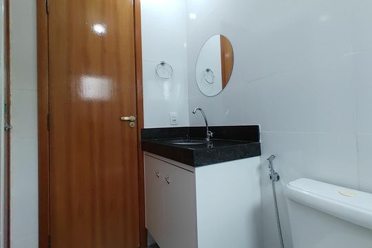 Banheiro de apartamento para alugar com 2 quartos, 55m² em Santa Mônica, Uberlândia