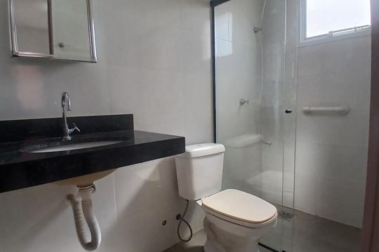 Banheiro de apartamento para alugar com 2 quartos, 55m² em Santa Mônica, Uberlândia