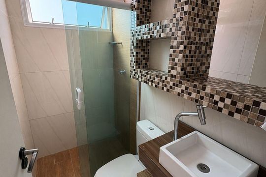 Banheiro de apartamento à venda com 2 quartos, 55m² em Jardim Roberto, Osasco