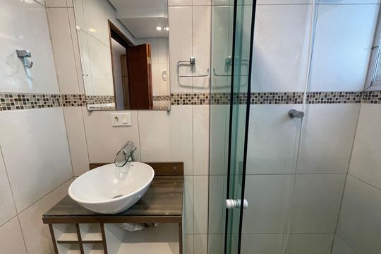 Banheiro social de apartamento à venda com 3 quartos, 65m² em Jardim Peri Peri, São Paulo