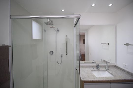 Banheiro de kitnet/studio para alugar com 1 quarto, 35m² em Petrópolis, Porto Alegre