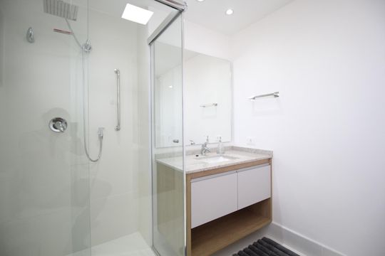 Banheiro de kitnet/studio para alugar com 1 quarto, 35m² em Petrópolis, Porto Alegre