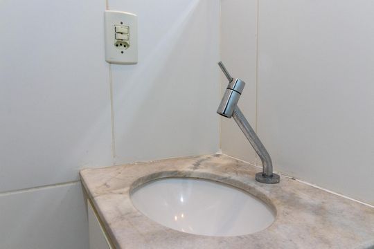 Banheiro de apartamento à venda com 2 quartos, 48m² em Vila 31 de Março, Campinas