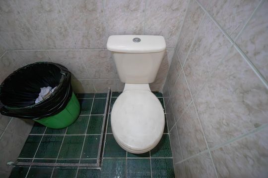 Banheiro de kitnet/studio para alugar com 1 quarto, 30m² em Vila Kosmos, Rio de Janeiro