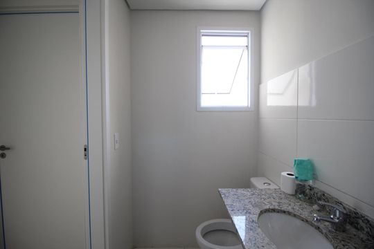 Banheiro de apartamento à venda com 2 quartos, 50m² em Parque Santa Fé, Porto Alegre