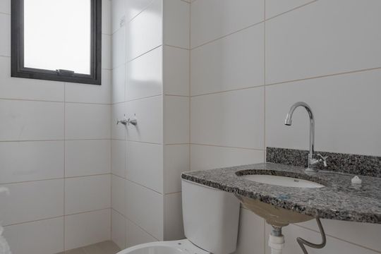Banheiro de apartamento à venda com 2 quartos, 44m² em Lomba do Pinheiro, Porto Alegre