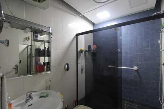 Banheiro de apartamento à venda com 1 quarto, 75m² em Taquara, Rio de Janeiro