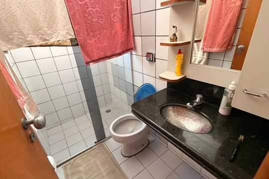 Banheiro da Suíte de apartamento para alugar com 3 quartos, 78m² em Setor Bela Vista, Goiânia