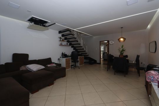 Casa à venda com 3 quartos, 275m² em Vila Antonieta, São Paulo