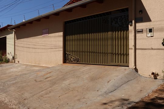 Portão  de casa para alugar com 3 quartos, 300m² em Residencial Mansoes Paraiso, Goiânia